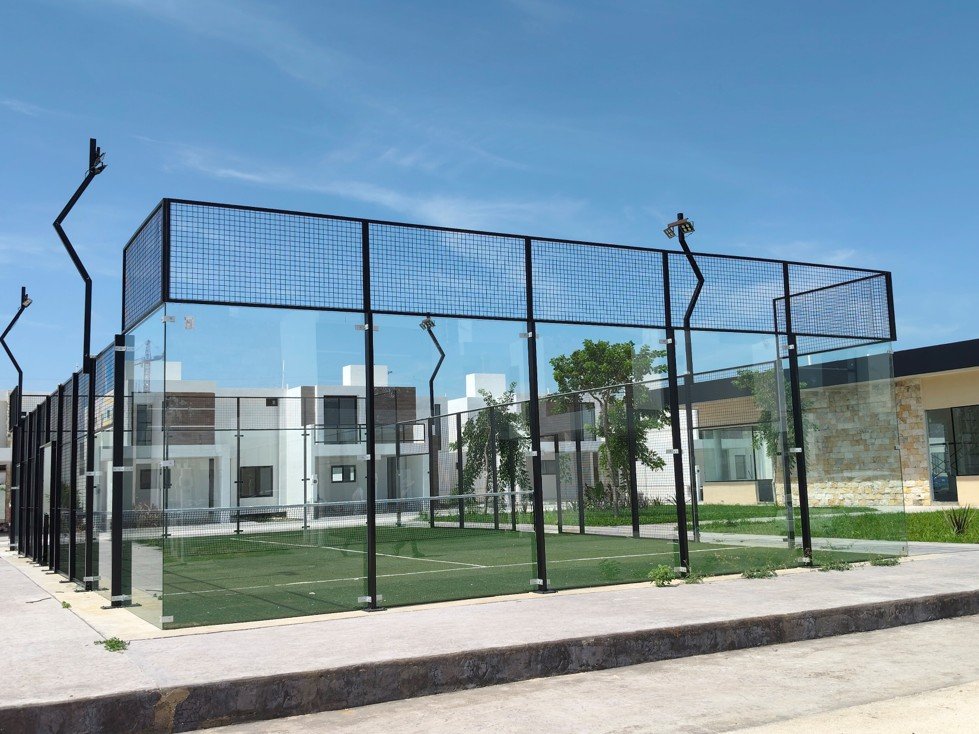 Cancha de pádel de cristal templado junto a las residencias