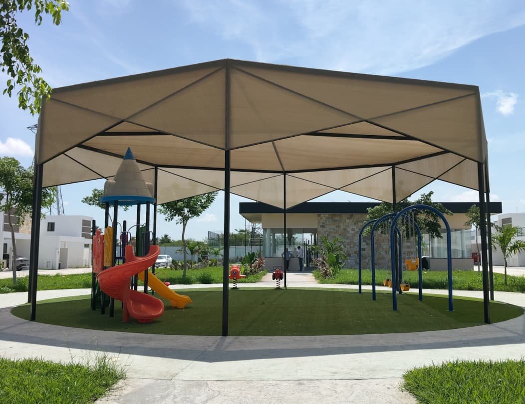 Pérgolas de sombra sobre el área infantil del privado